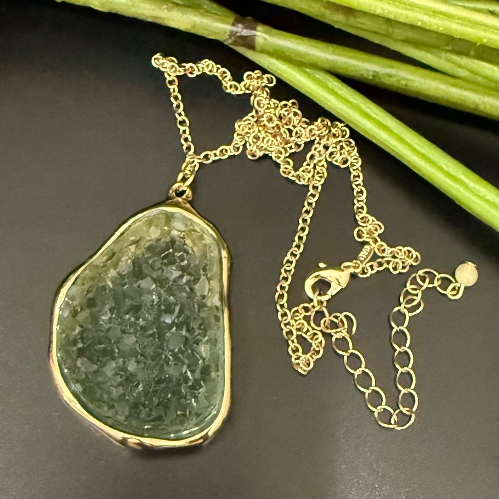 Vintage GV9 Gold-tone Green Textured Stone Pendant Necklace 27.3g.